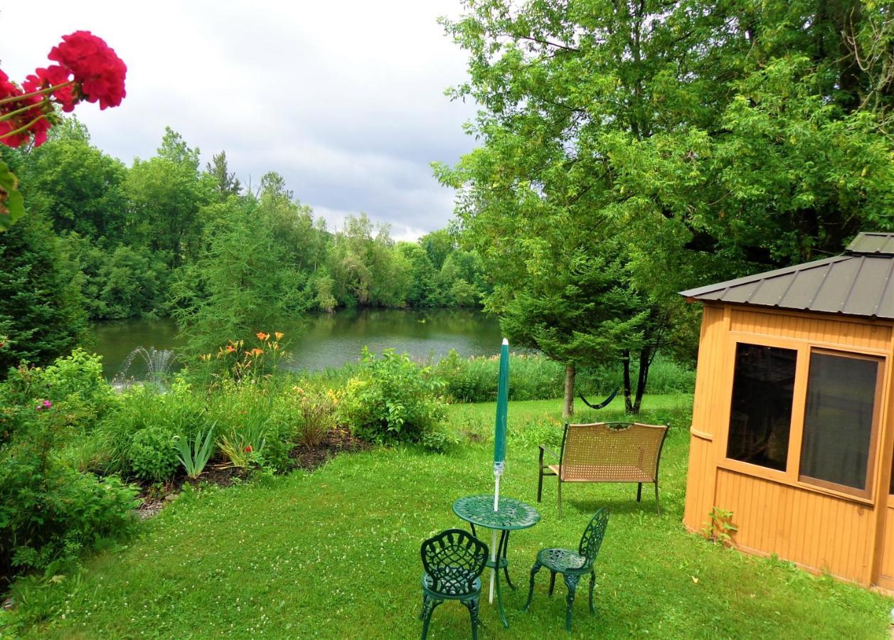Motel Des Deux Lacs Waterloo エクステリア 写真