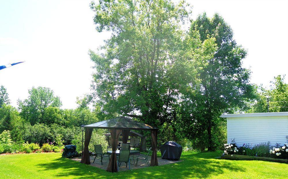 Motel Des Deux Lacs Waterloo エクステリア 写真