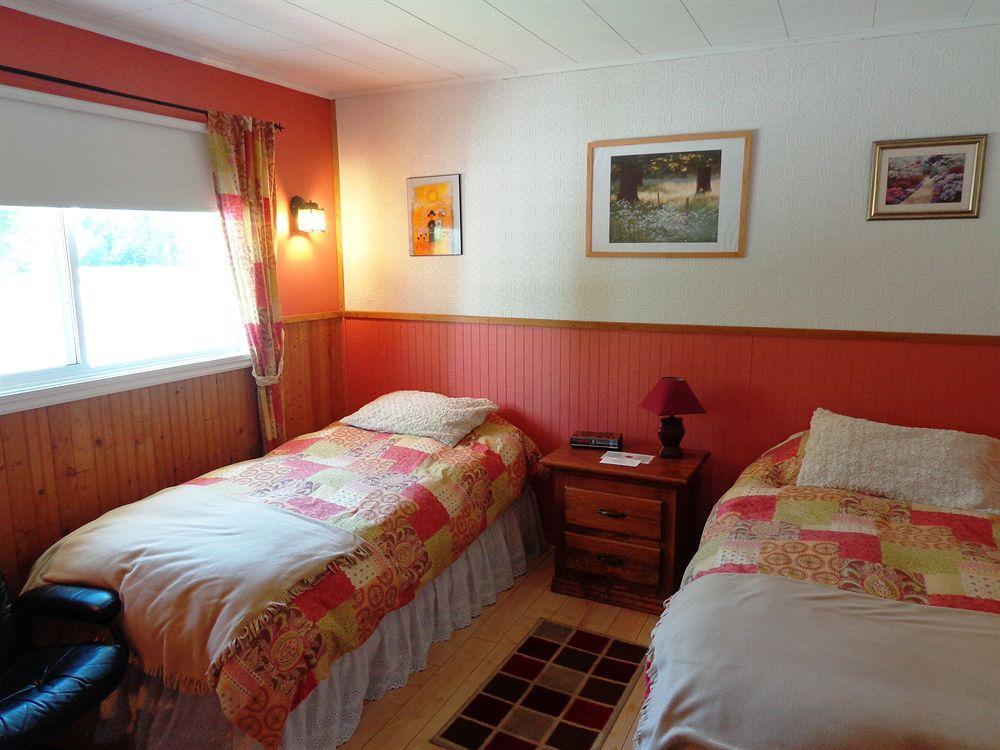 Motel Des Deux Lacs Waterloo エクステリア 写真