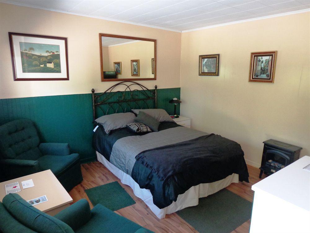 Motel Des Deux Lacs Waterloo エクステリア 写真