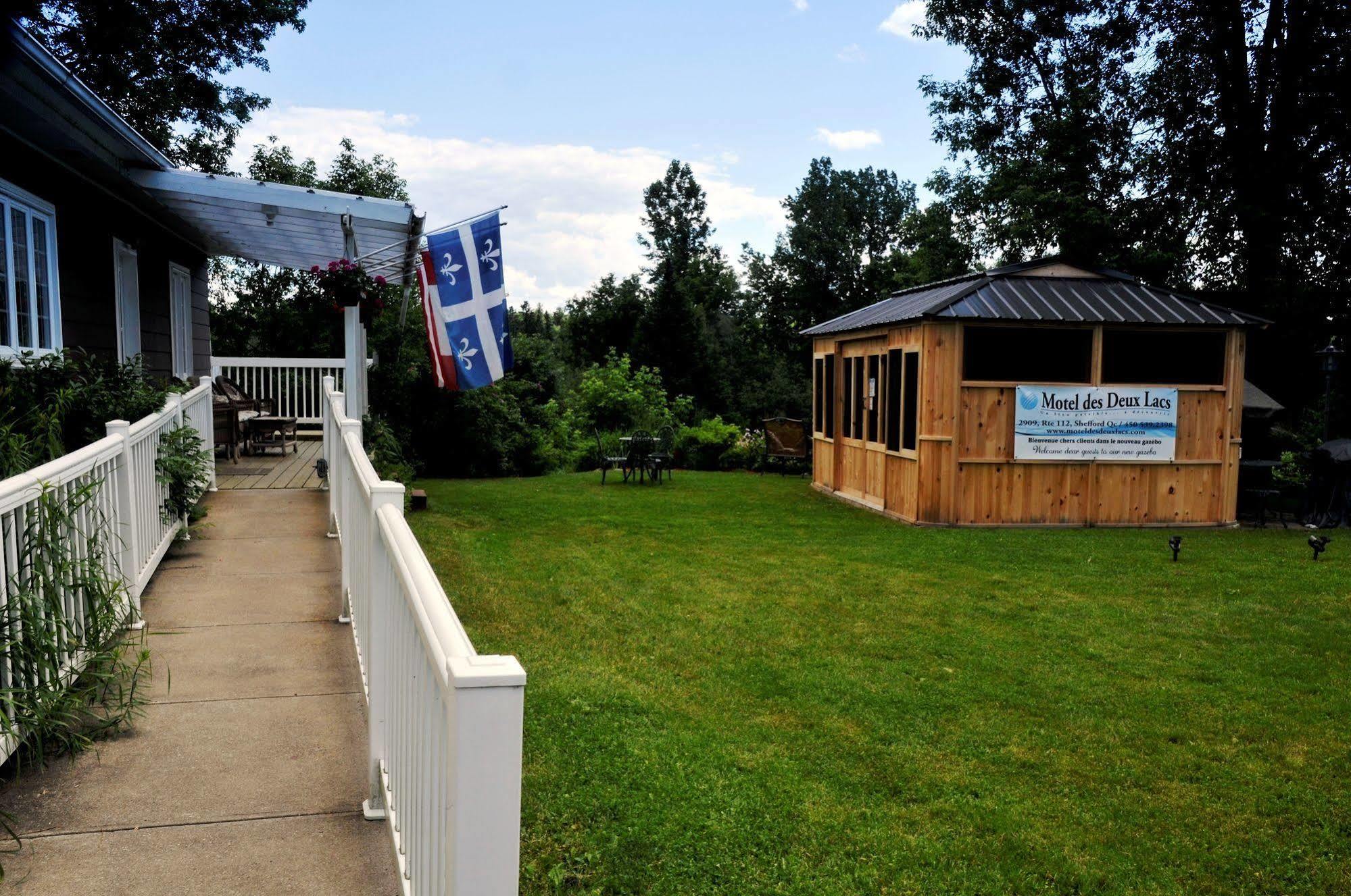 Motel Des Deux Lacs Waterloo エクステリア 写真