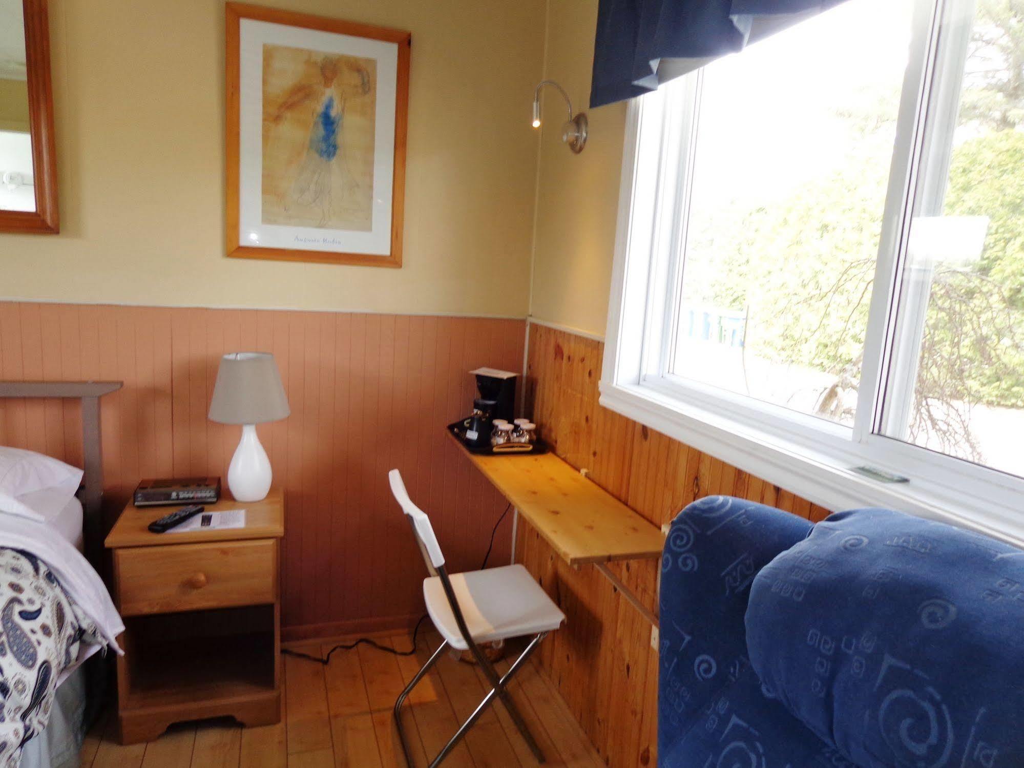 Motel Des Deux Lacs Waterloo エクステリア 写真