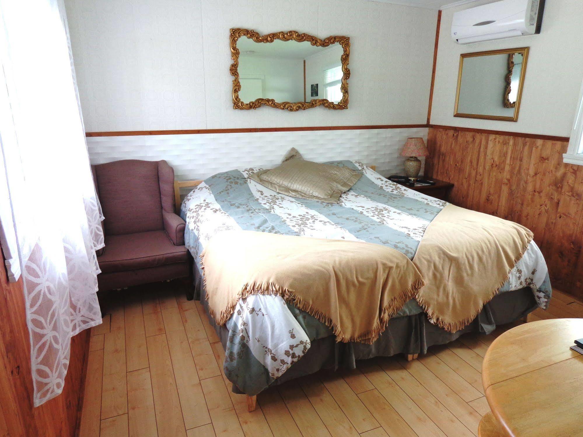 Motel Des Deux Lacs Waterloo エクステリア 写真