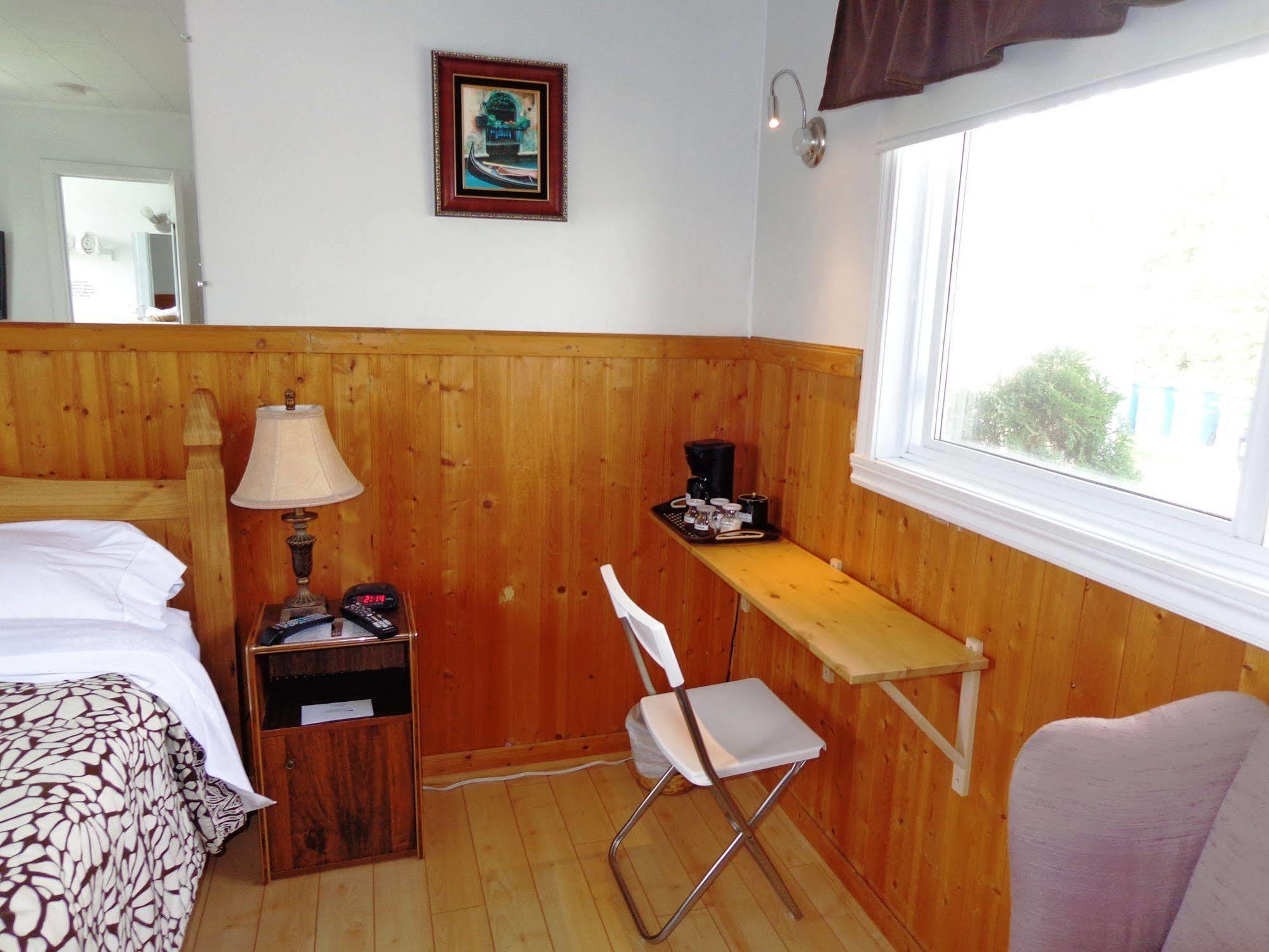 Motel Des Deux Lacs Waterloo エクステリア 写真
