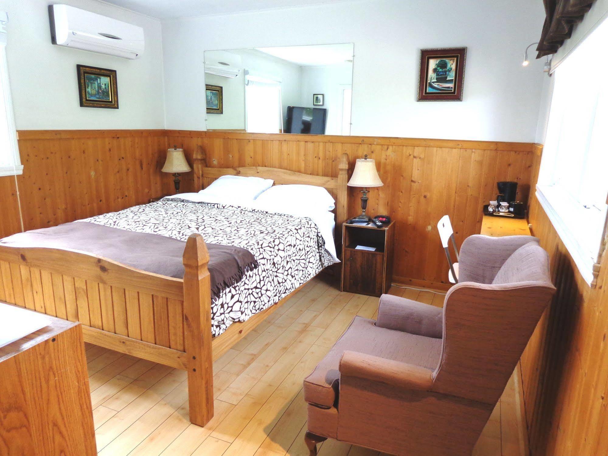 Motel Des Deux Lacs Waterloo エクステリア 写真