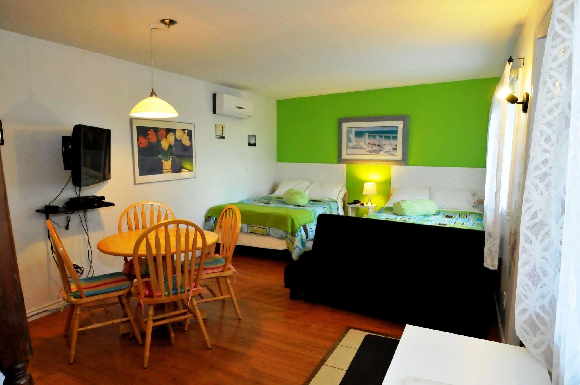 Motel Des Deux Lacs Waterloo エクステリア 写真