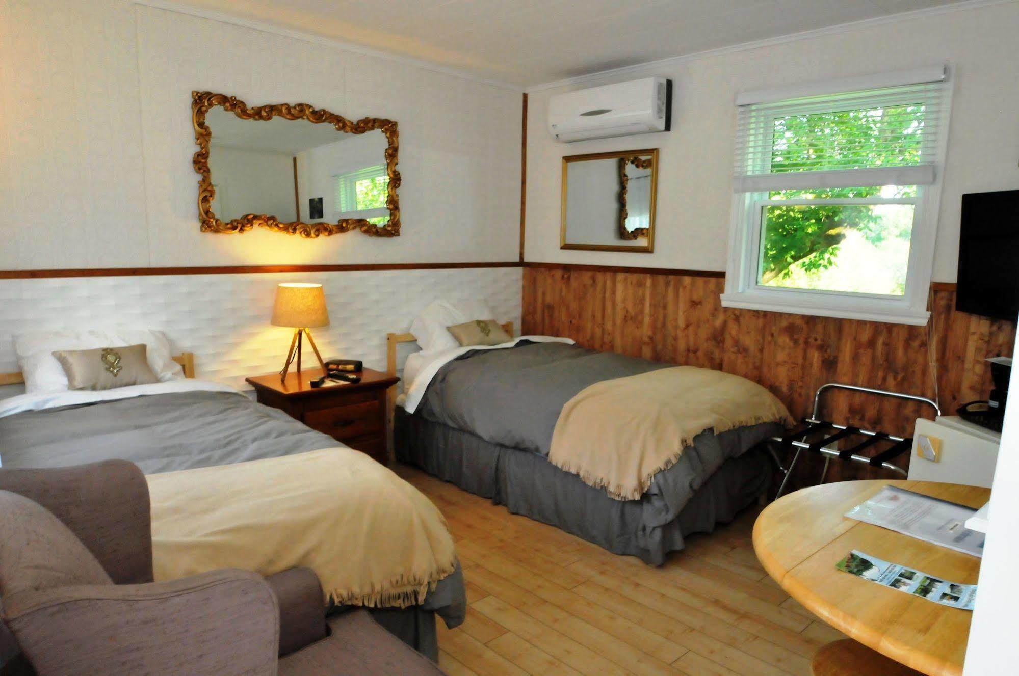 Motel Des Deux Lacs Waterloo エクステリア 写真