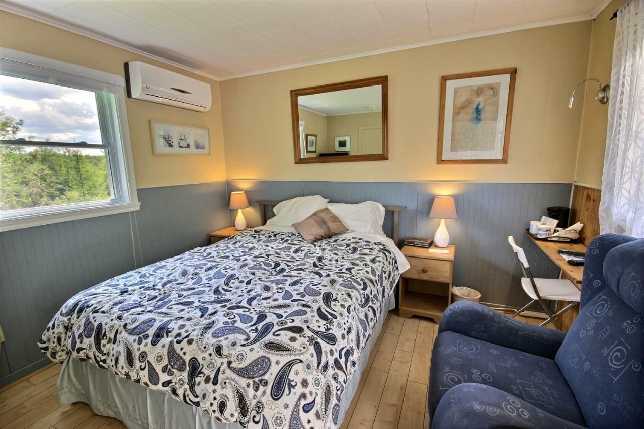 Motel Des Deux Lacs Waterloo エクステリア 写真