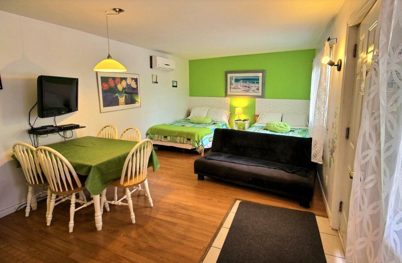 Motel Des Deux Lacs Waterloo エクステリア 写真